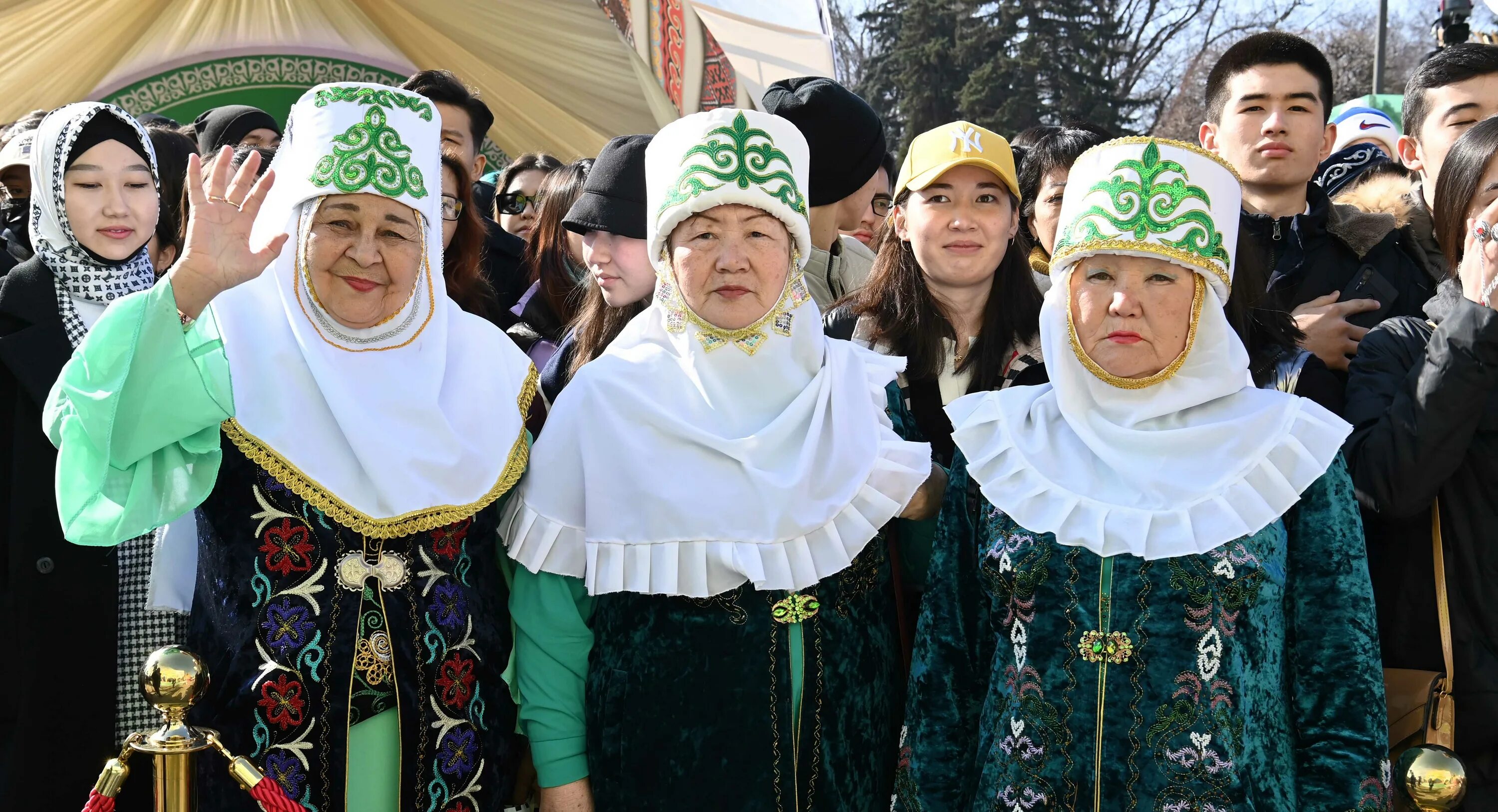 Наурыз в Казахстане. Праздник Навруз Казахстан. С праздником Наурыз на казахском. Наурыз 2022 в Казахстане. Кто празднует наурыз