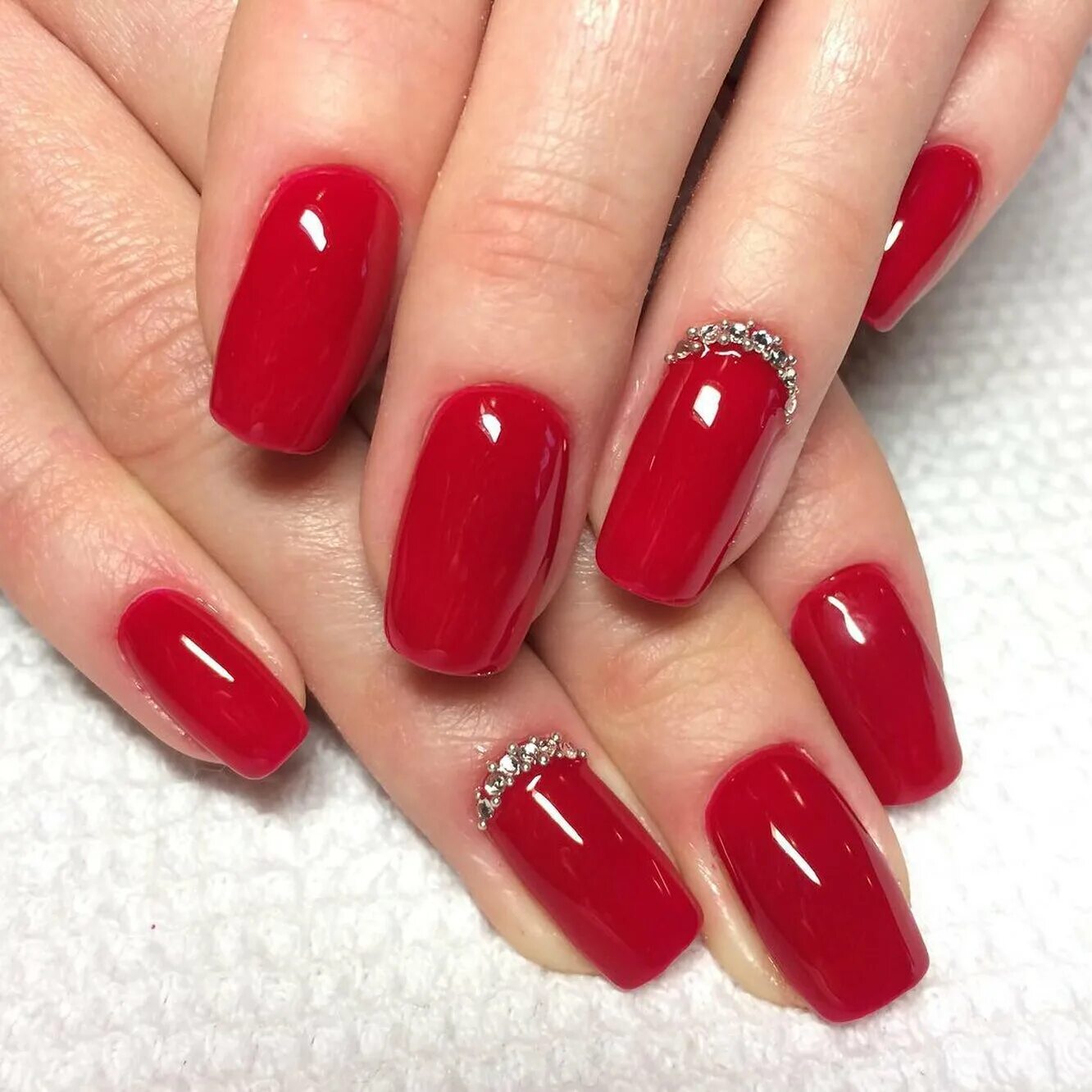 Классический красный маникюр. Шеллак красный. Ногти шеллак красные. Шеллак для ногтей красного цвета. Шеллак красного цвета.