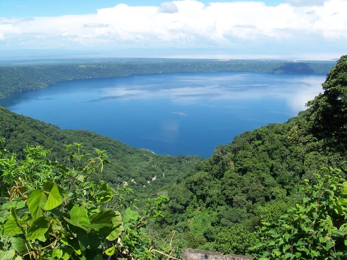 Большое озеро в латинской америке. Лагуна Апойо Никарагуа. Озеро Лаго де Никарагуа. Никарагуа озеро Никарагуа. Лагуна Тискапа Манагуа.