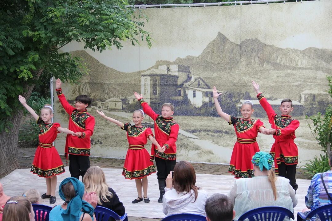 Какой праздник в крыму в июне. Народные праздники крыма. с праздником крым. танец казачок калинка. ансамбль киммерия университет культуры.