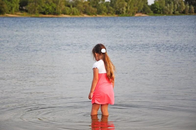 Девочка стоит воде. Девушка в воде. Женщина по пояс в воде. Полная девушка стоит на фоне моря. Девочка стоит воде.