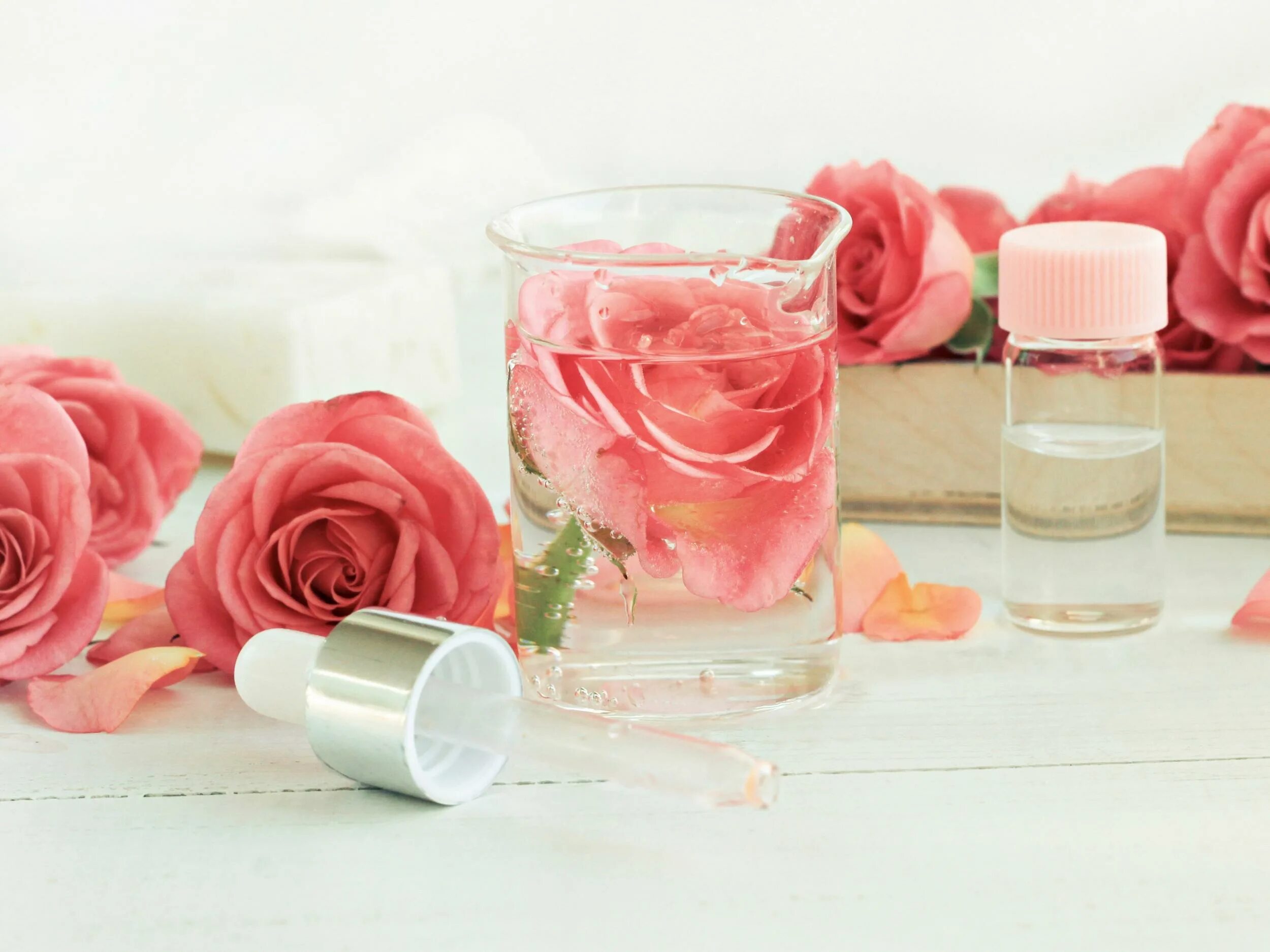 Стакан с розовой водой. Розовая жидкость. Бокал с розовой водой. Домашняя розовая вода