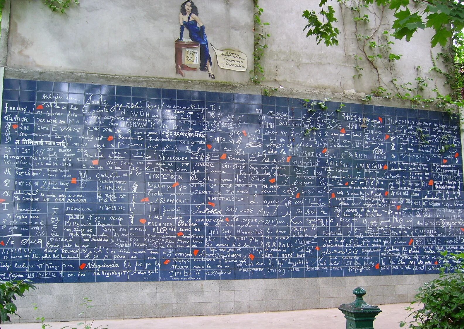 надписи на стене в интерьере. стена на разных языках. стена на разных языках. стена на разных языках. монмартр стена любви.