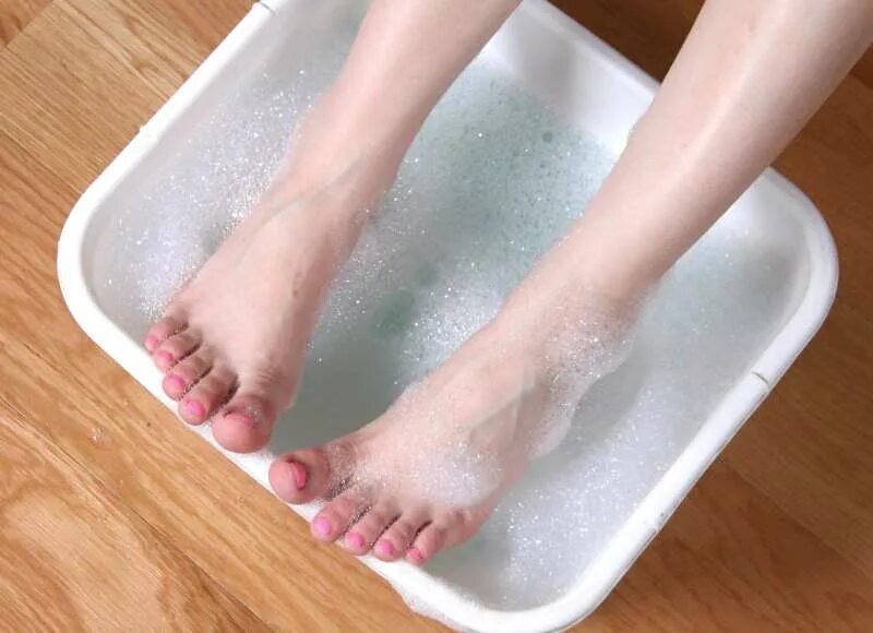Мыть ноги холодной водой. Мытье ног. Гигиена ног. Ножные ванночки. Женские ноги в тазике.
