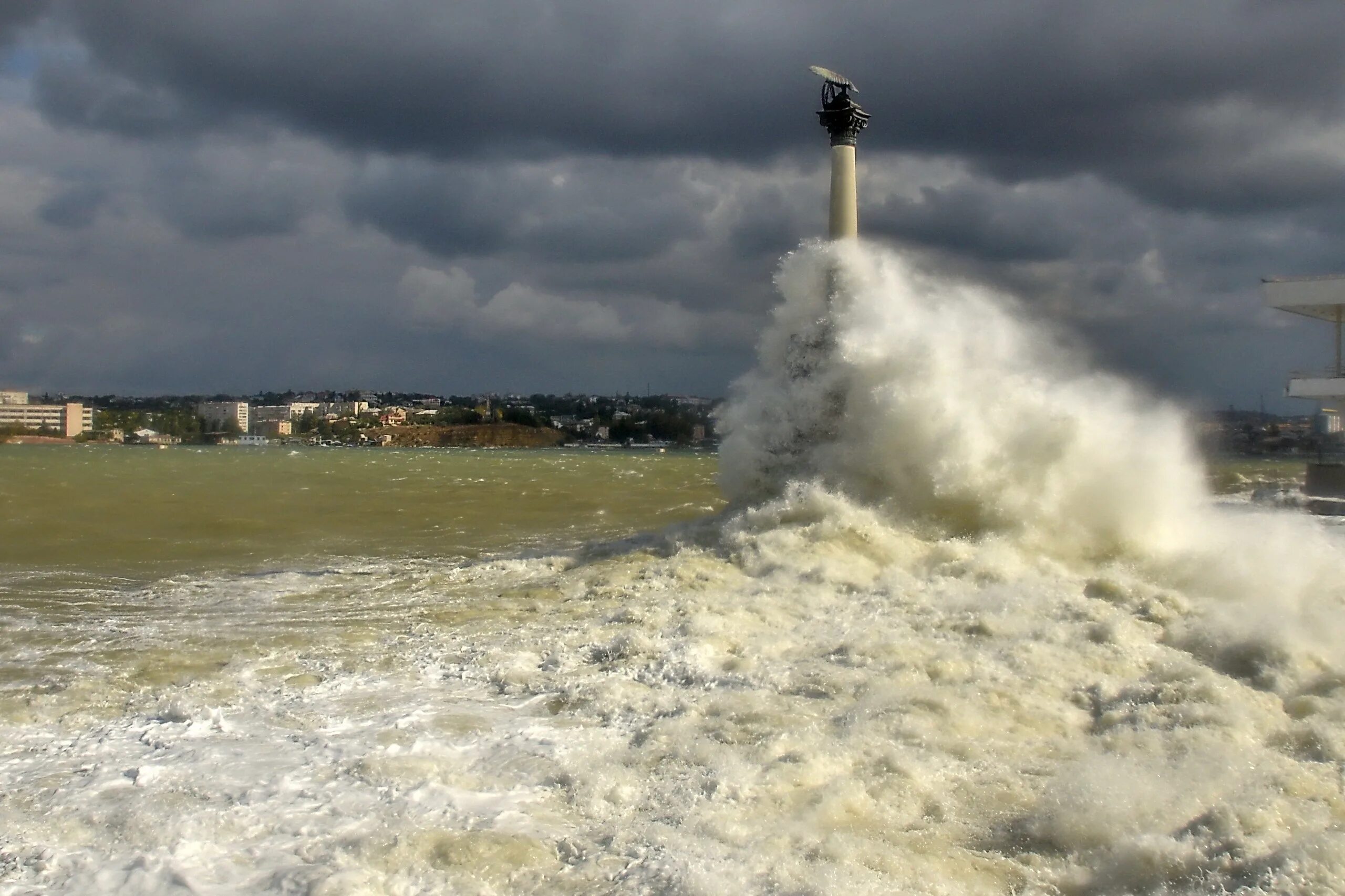 Есть ли шторм. Крым шторм Севастополь. Севастополь море шторм. Шторм в Севастополе. Крым шторм 2007.