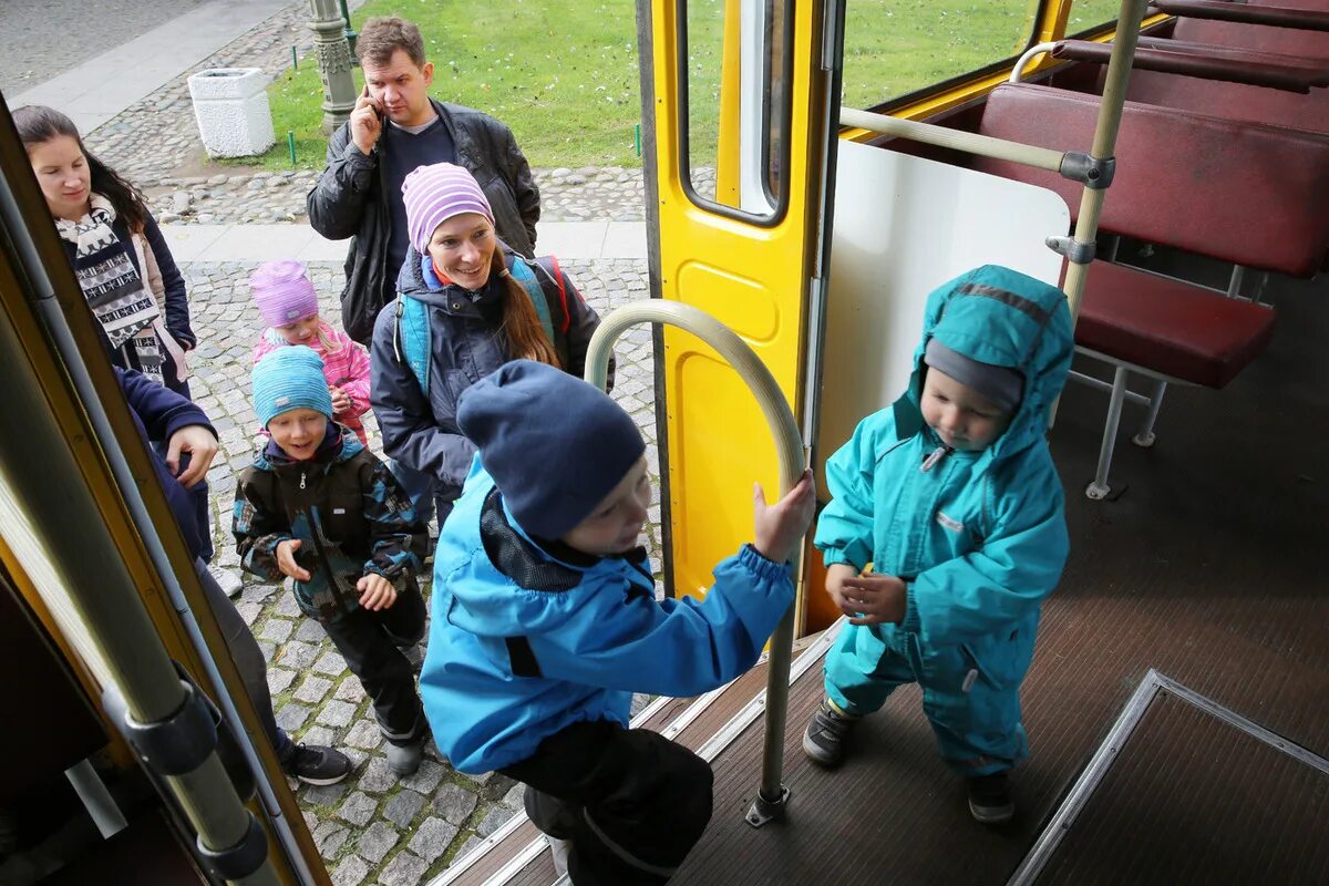 Дети в автобусе на экскурсии. Автобус для детей. Общественный транспорт для детей. Школьники в автобусе.