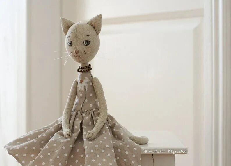 Кукла кот. Куклы танюшкины игрушки кошечка. кукла кошка текстильная. текстильные кошечки в платьях. кукла тильда кошка.