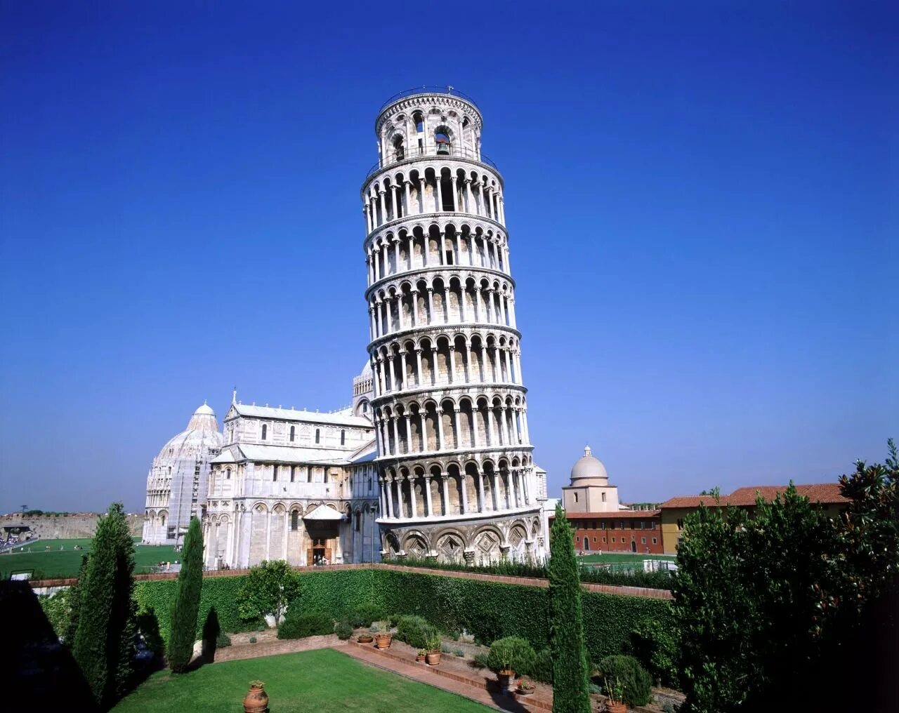 Какие есть известные здания. Пизанская башня Италия. Колизей и Пизанская башня в Италии. Рим Колизей Пизанская башня. 10. Пизанская башня (Пиза, Италия).