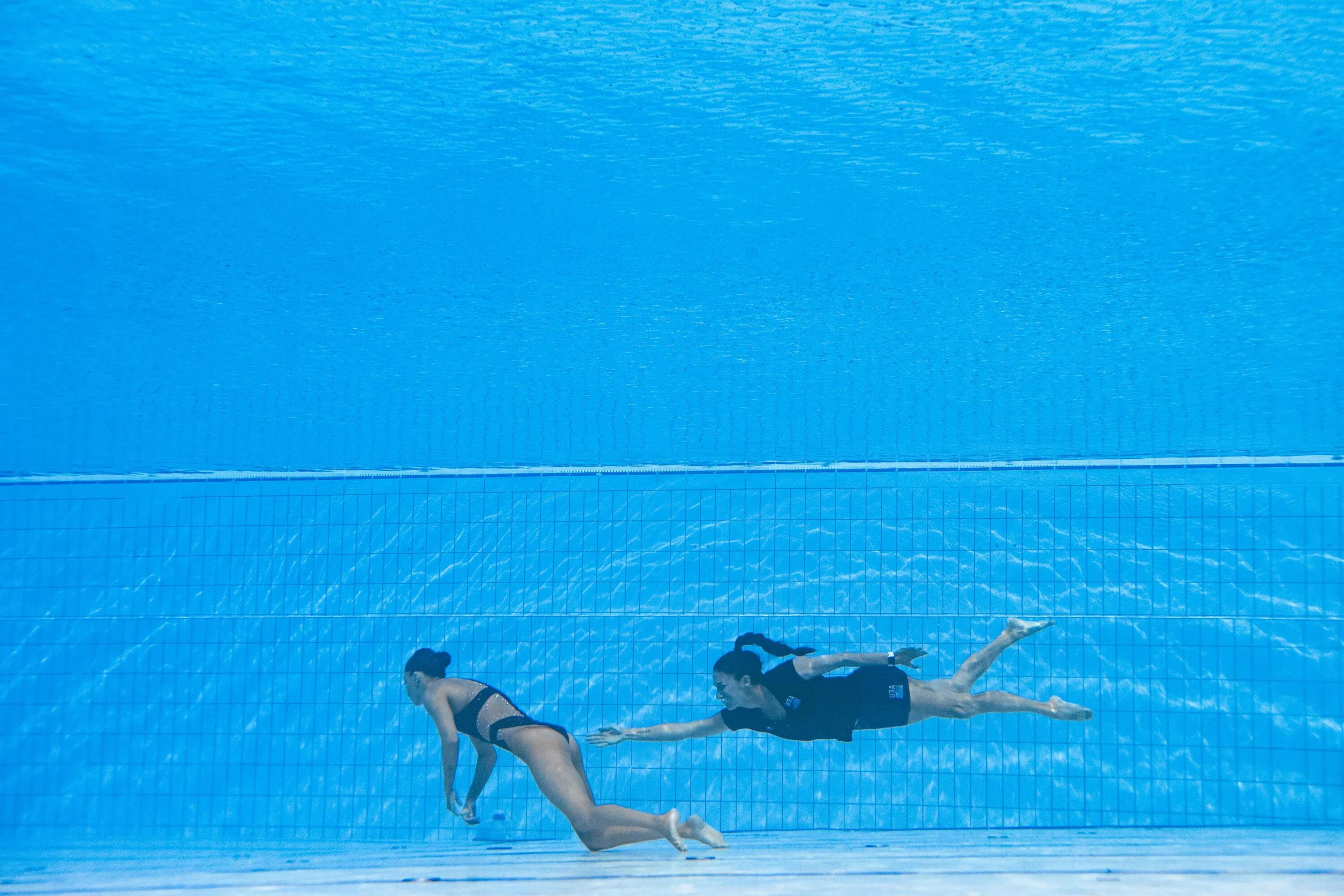 В тайланде утонула в бассейне. Девушка прыгнула в бассейн. Женщина прыгает в бассейн. Прыжки в воду. Курьёзы с девушками в бассейне.