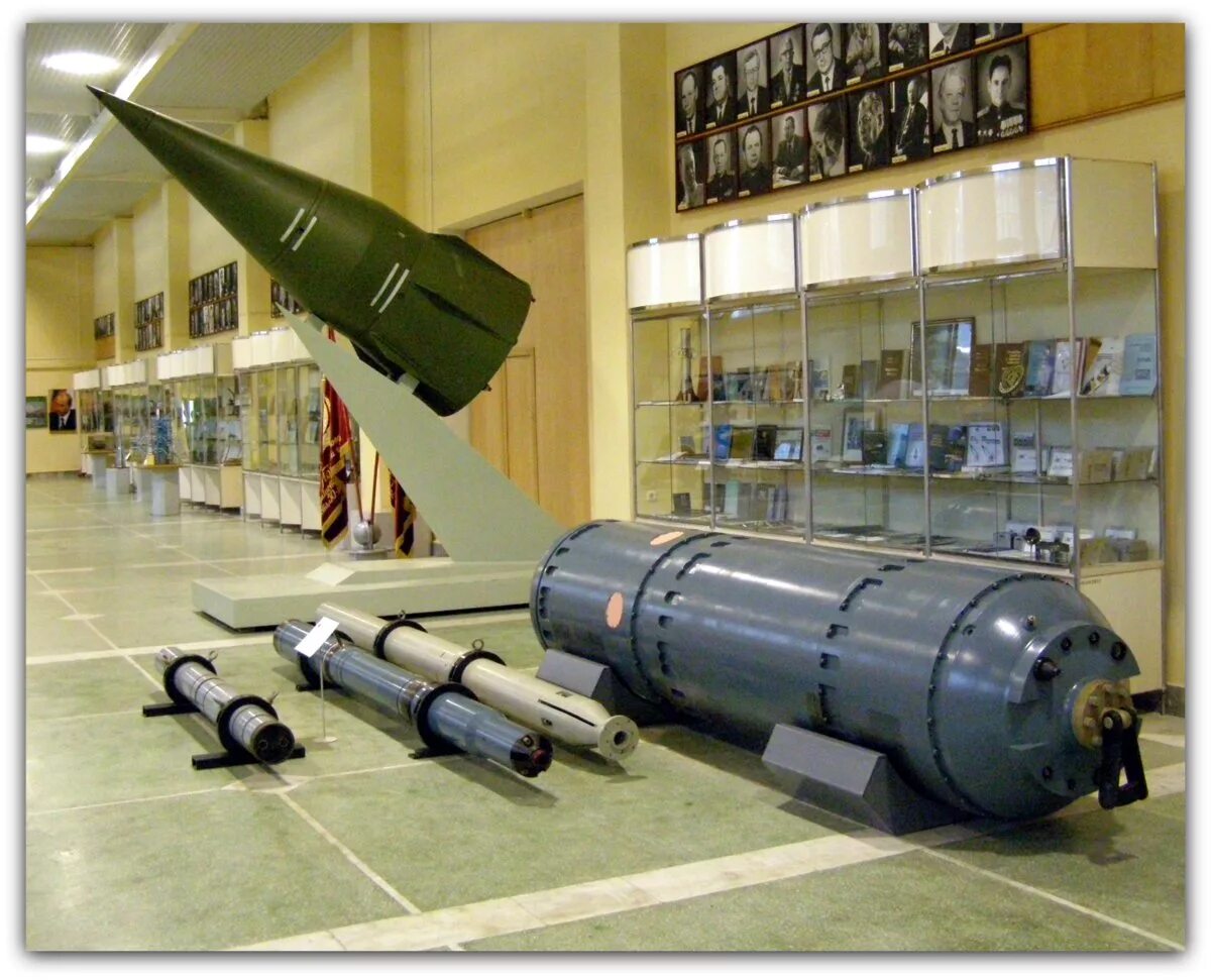 Mk. Lgm-30 minuteman iii. дунфэн 11. атомная бомба b6112. картинки хранилище ядерного оружия.