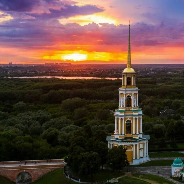 Тг кремлевский. Рязанский Кремль Рязань. Рязанский Кремль на закате. Рязань Кремль закат. Рязань Кремль Эстетика.