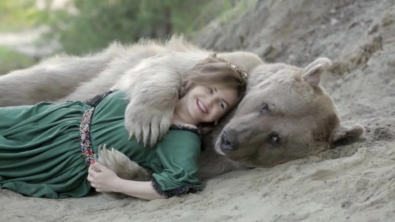 Добрейшее смешное видео. Медведь и человек Дружба. Медведь пятница. Мишка пятница.