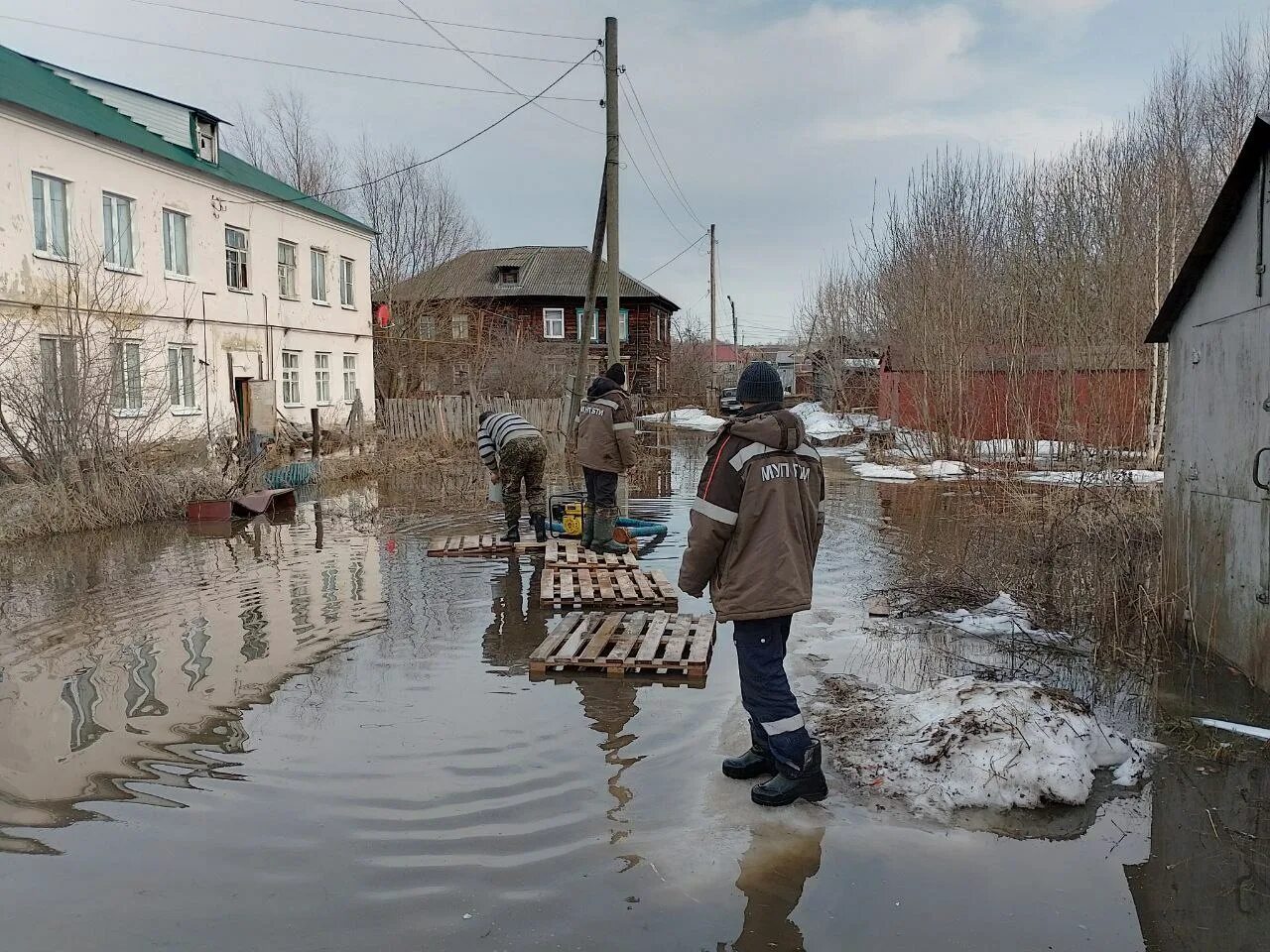 Залитая в половодье. Половодье весной. затопило весной. весенний паводок.