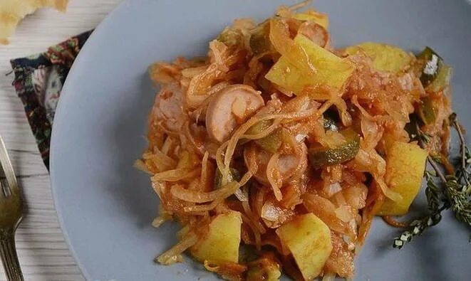 Солянка с картошкой и капустой и сосисками. Капуста с сосисками. Картошка с квашеной капустой. Солянка из капусты с картошкой и сосисками. Солянка капуста картошка колбаса