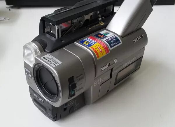 9.8 видео. Sony Handycam VHS Hi 8. Hi8 Sony Camcorder. Кассетная видеокамера Sony Handycam. Сони Hi 8 камера.