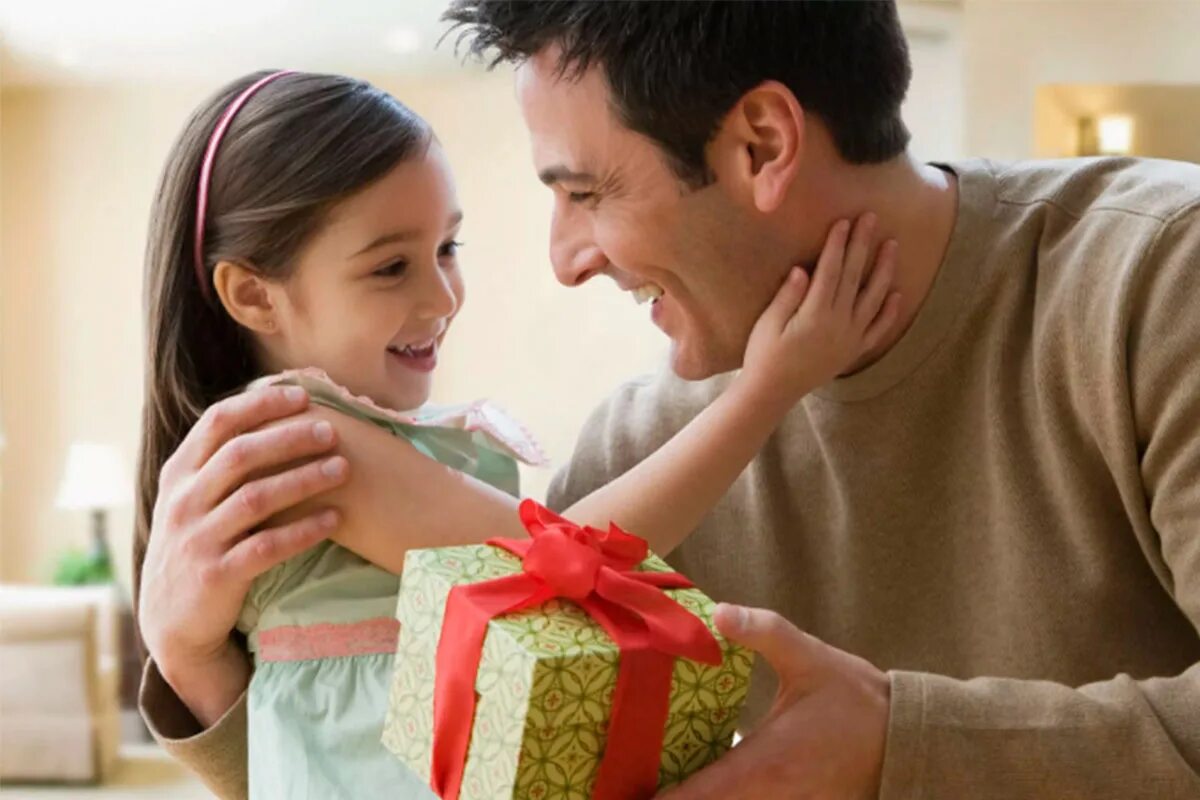 подарок " мужчине". подарок девушке. не хочу дарить подарки. подарок в руках. вручает подарок.