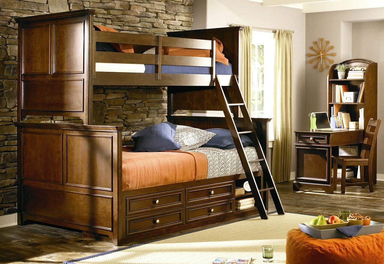 В комнате имеется мебель. Кровать двухъярусная. Кровать двухъярусная деревянная. Двухъярусная кровать для детей деревянная. Элитная двухъярусная кровать.
