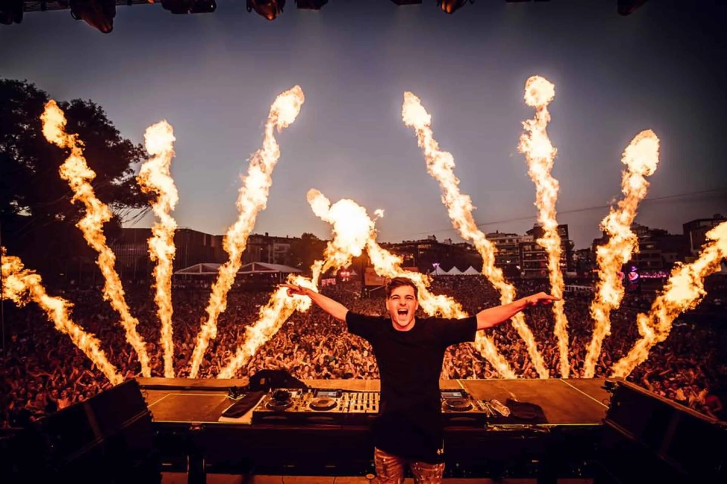 Больше чем музыка. Martin Garrix. Martin Garrix Stage. Martin Garrix show. Martin Garrix Sentio.