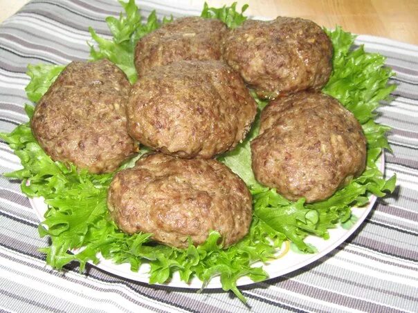 Как сделать фарш из лосятины. Котлеты из лосятины. котлеты из фарша лосятины. котлеты лось. котлеты из лося.