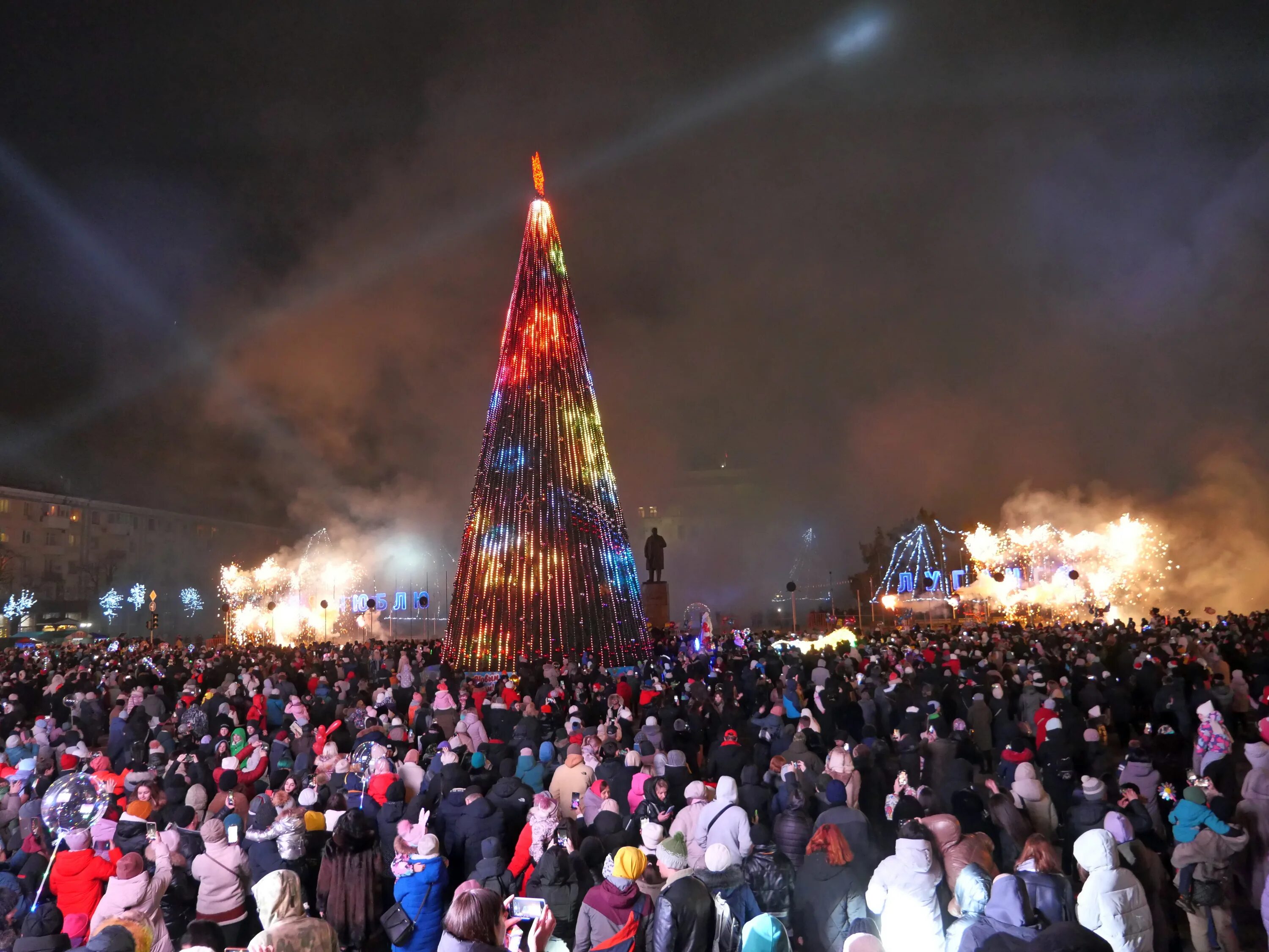 2022 г новый год. Красная площадь Луганск. Новогодняя елка на площади. Открытие елки. Новогодняя ель на площади.