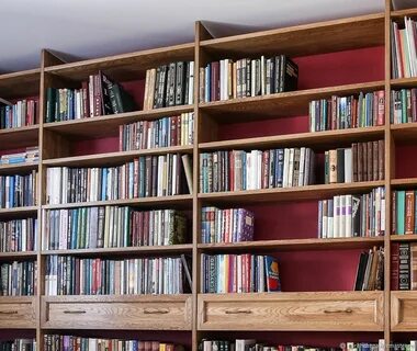 В книжном шкафу три полки