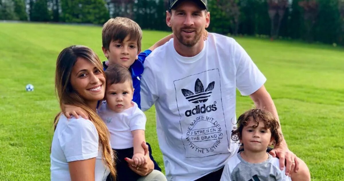 Messi family. Лионель месси семья. Мирослав клозе с женой. Дети лео месси. Семьи футболистов фото.