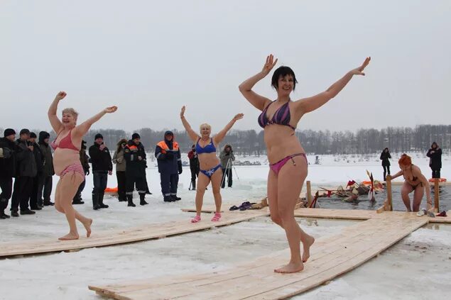 Погода в угличе на неделю самый. Девушки моржи. Девушки моржи красивые. Зимние развлечения купание в проруби. Брянские моржи.