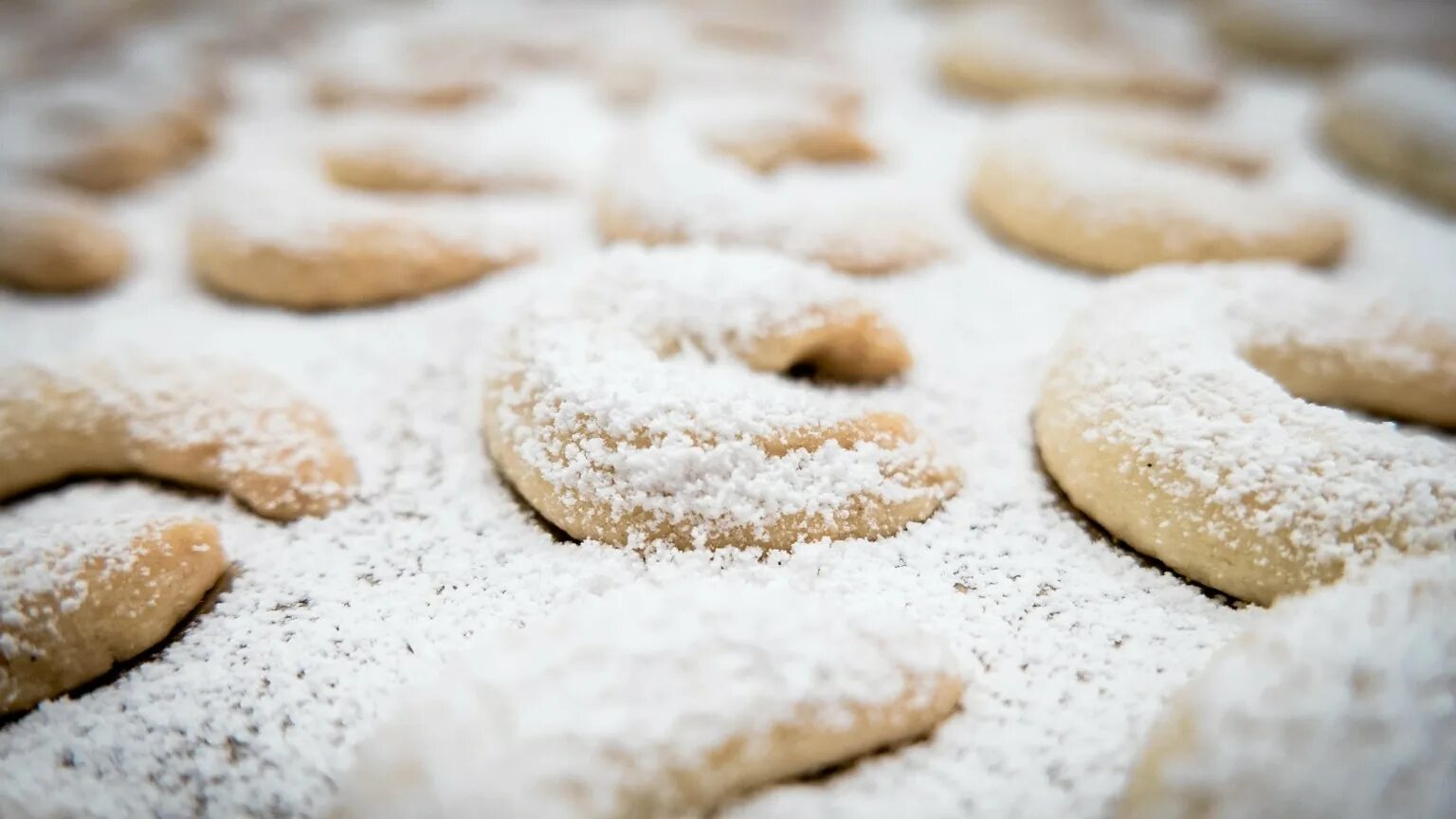 Рецепт печенья со сливками. Vanillekipferl. Печенье с сахарной пудрой. Печенье домашнее сахарное пудро. Выпечка с сахарной пудрой и ванилью.