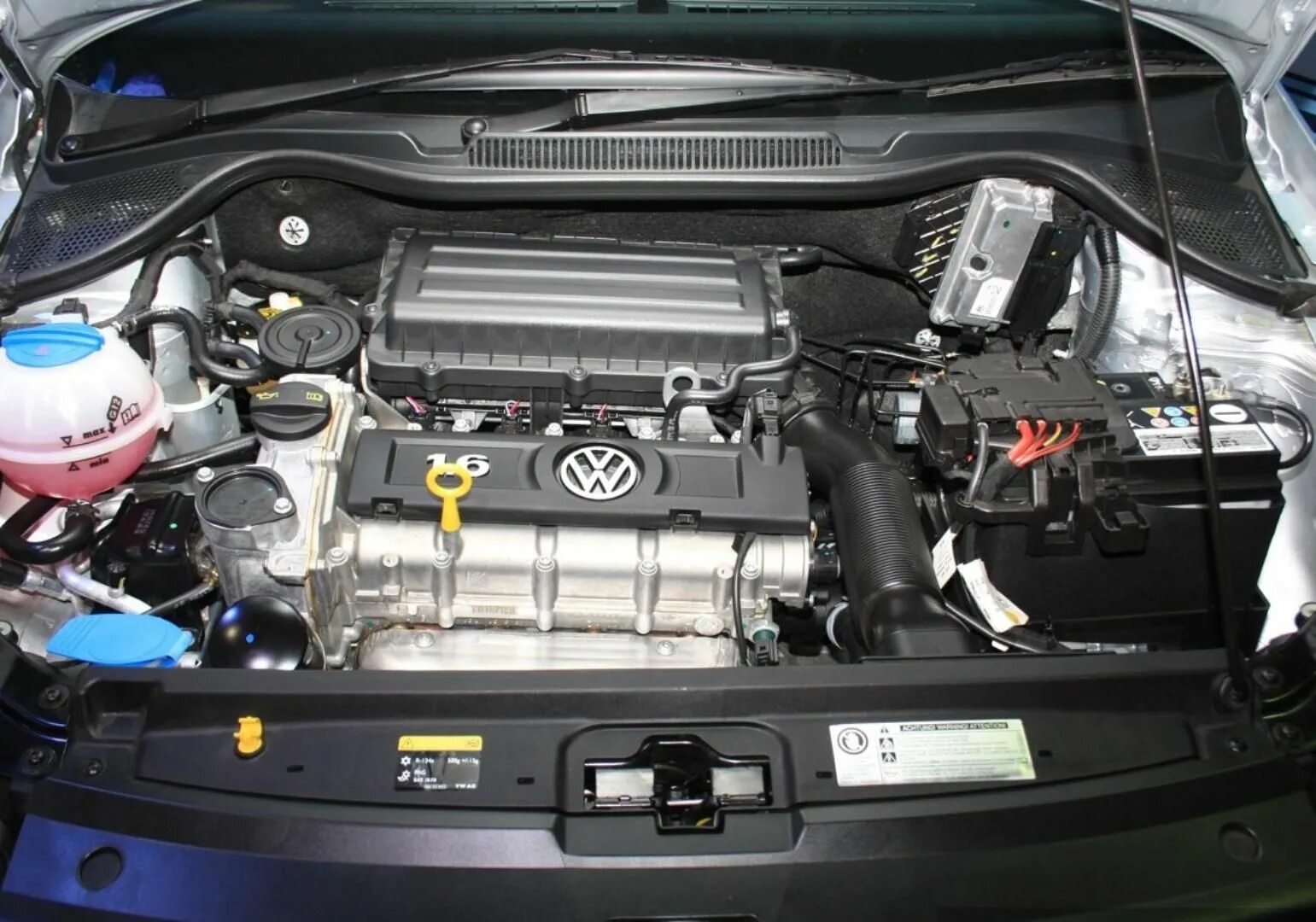 Volkswagen polo мотор. Мотор 1.4 Volkswagen Polo 2001. Фольксваген поло двигатель 1.6 105. Двигатель поло седан 1.6. Поло Фольксваген 2011 мотор.