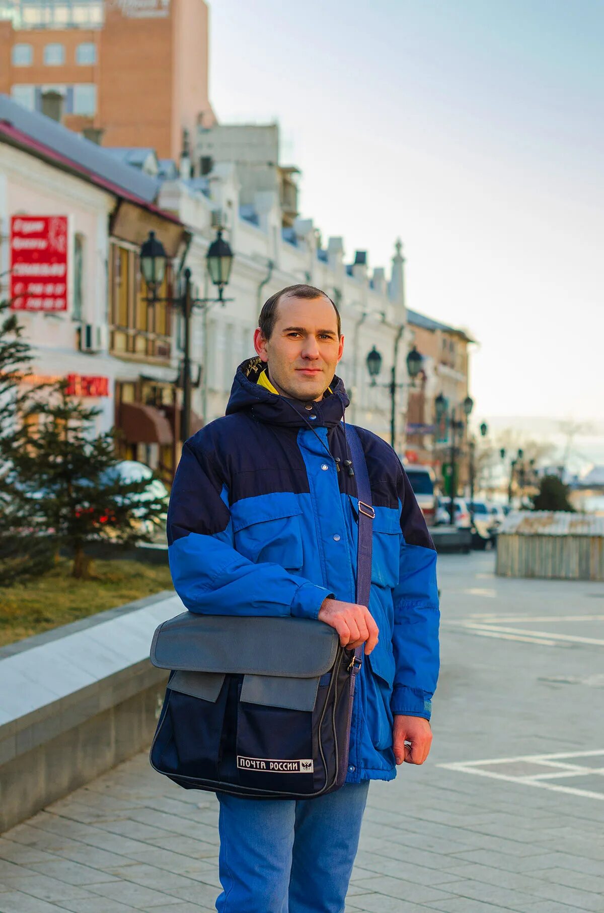 почтальон россии. сельский почтальон. почтальон креатив. молодой почтальон. почтальон в селе.