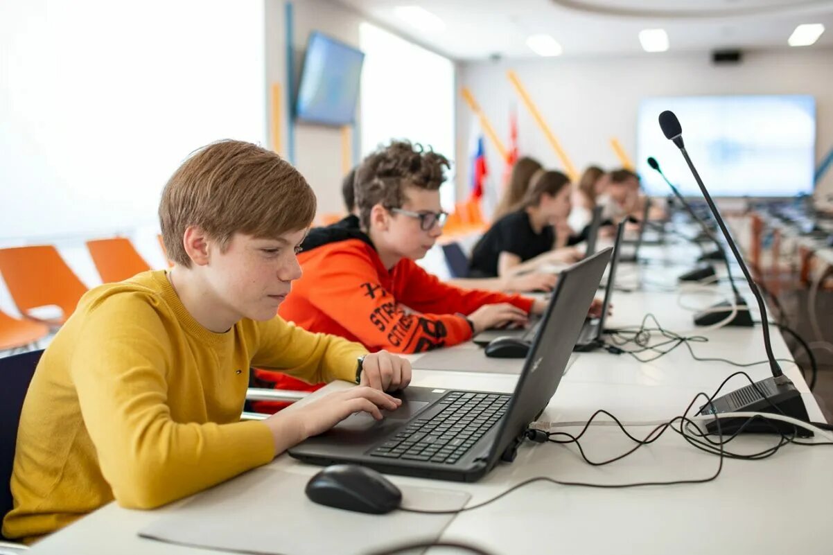 Молодежь в науке. Наука ученые. Цифровые технологии в образовании. Современные научные достижения. Команда разработчиков.
