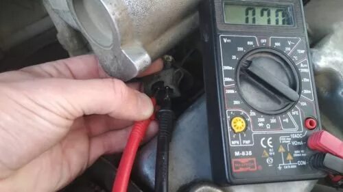 Ваз 2114 напряжение на топливных форсунках. Динамическая производительность форсунок бош 107. Динамическая производительность форсунок bosch 107. Мойка форсунок ваз 2107. Прозвон форсунок мультиметром.