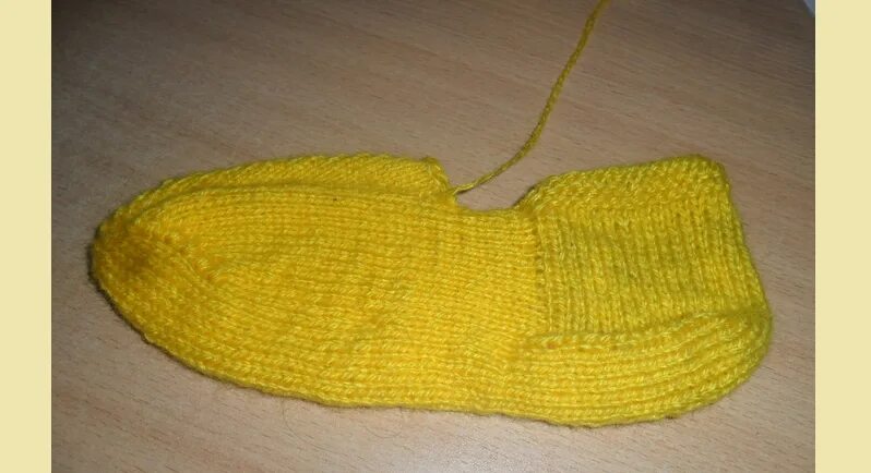 Следки начинаем с пятки. Носки от мыска с пяткой стронг. Тапочки следки василиса жолтикова. Следки спицами с вывязыванием пятки. Следки на двух спицах с пяткой.
