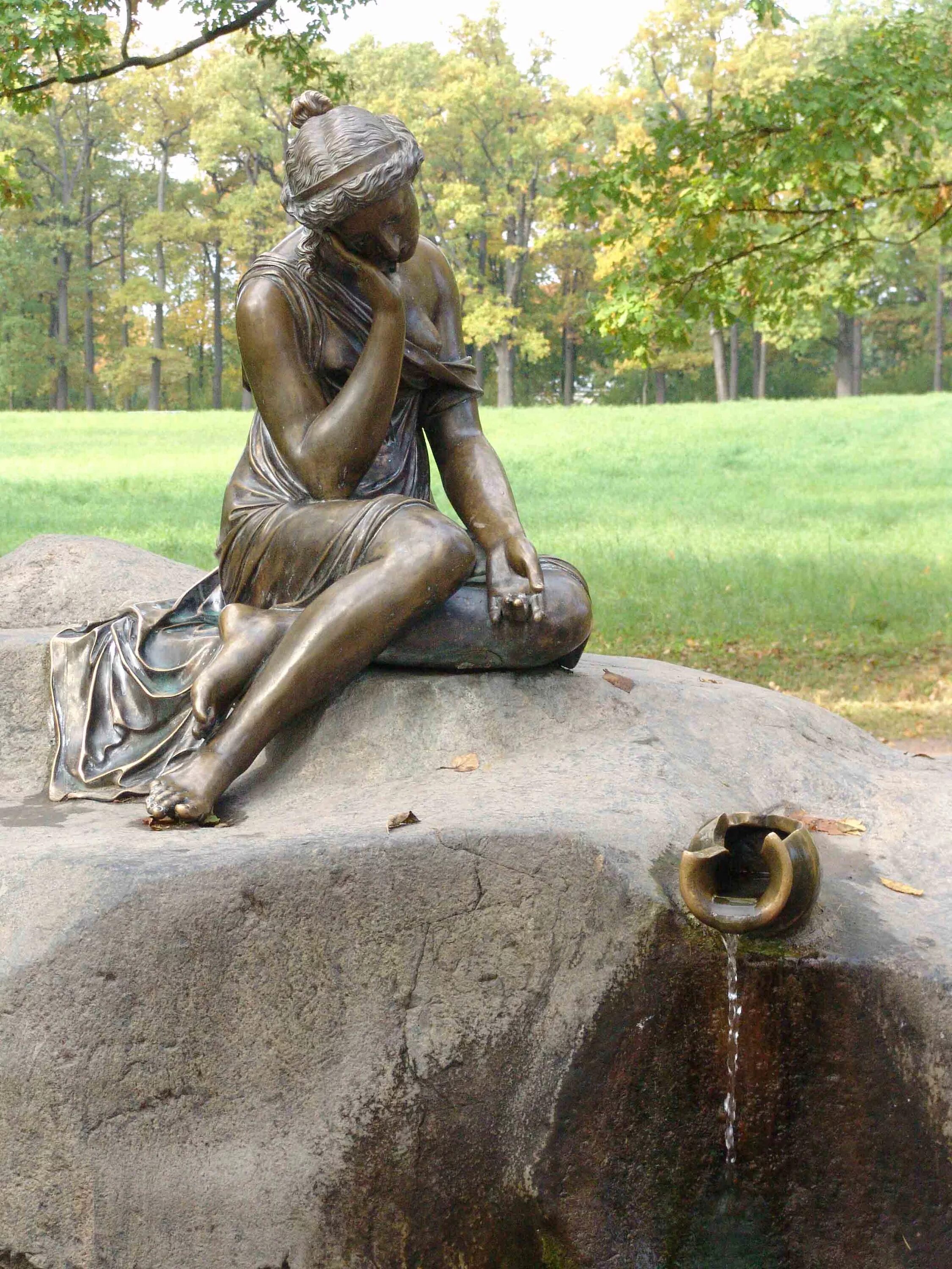 Буря пушкин стихотворение. Стих дева на скале. Царскосельская статуя пушкин. Пушкин дева с кувшином. Урну с водой уронив об утес ее.