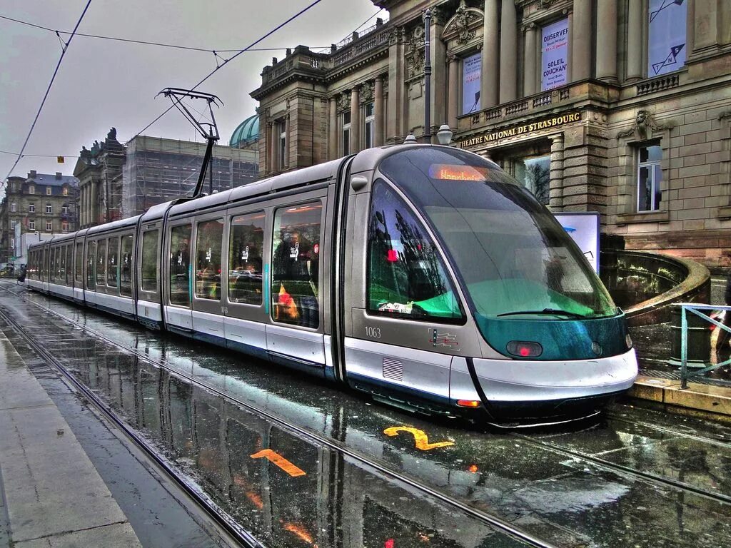 Общественный транспорт страны. Трамвай Страсбург. Грасс Франция трамвай. Страсбург трамвайные пути. Современный трамвай.