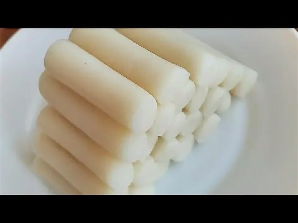 Тток (рисовые брусочки). Южная корея токпокки. Корейские колбаски из рисовой муки. Токк корейские рисовые. Токпокки из рисовой муки.
