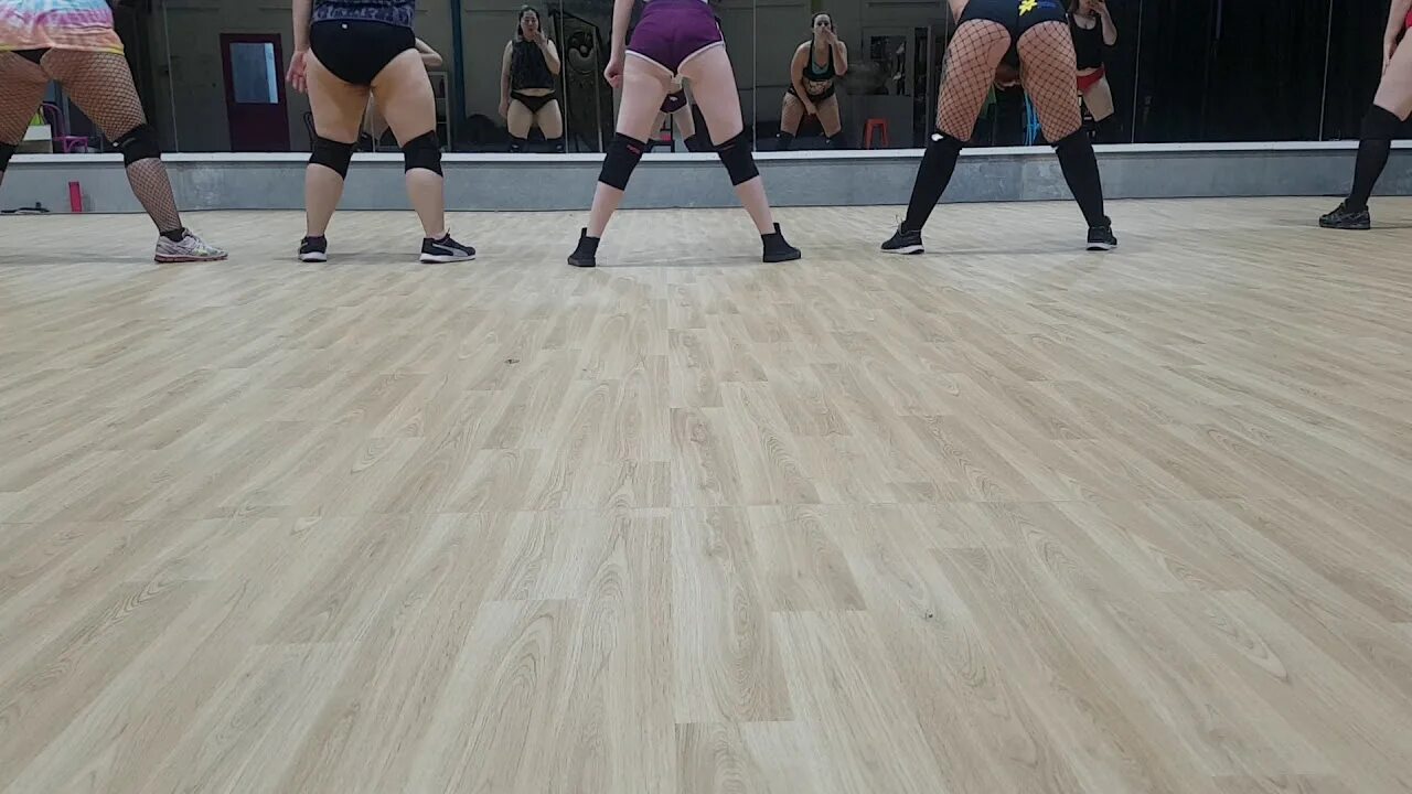 Twerk strip. Аня мур тверк. Юля гаврилина тверк. Twerk strip. Девушка танцует.