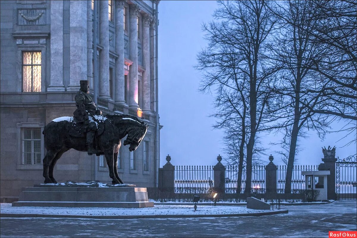 Памятник Александру 3 во дворе мраморного дворца. Мраморный дворец Санкт Петербург памятник Александру. Мраморный дворец памятник Александру 3 СПБ. Памятник александру третьему