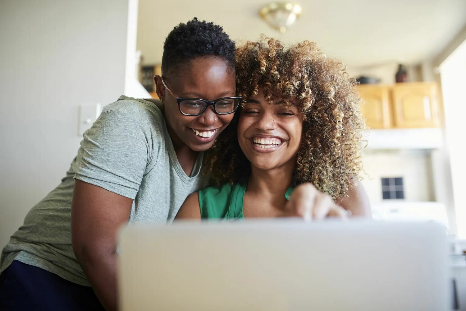 Negro com. Black woman laughing. Women hugging money. Afro selfie. Black woman goals.