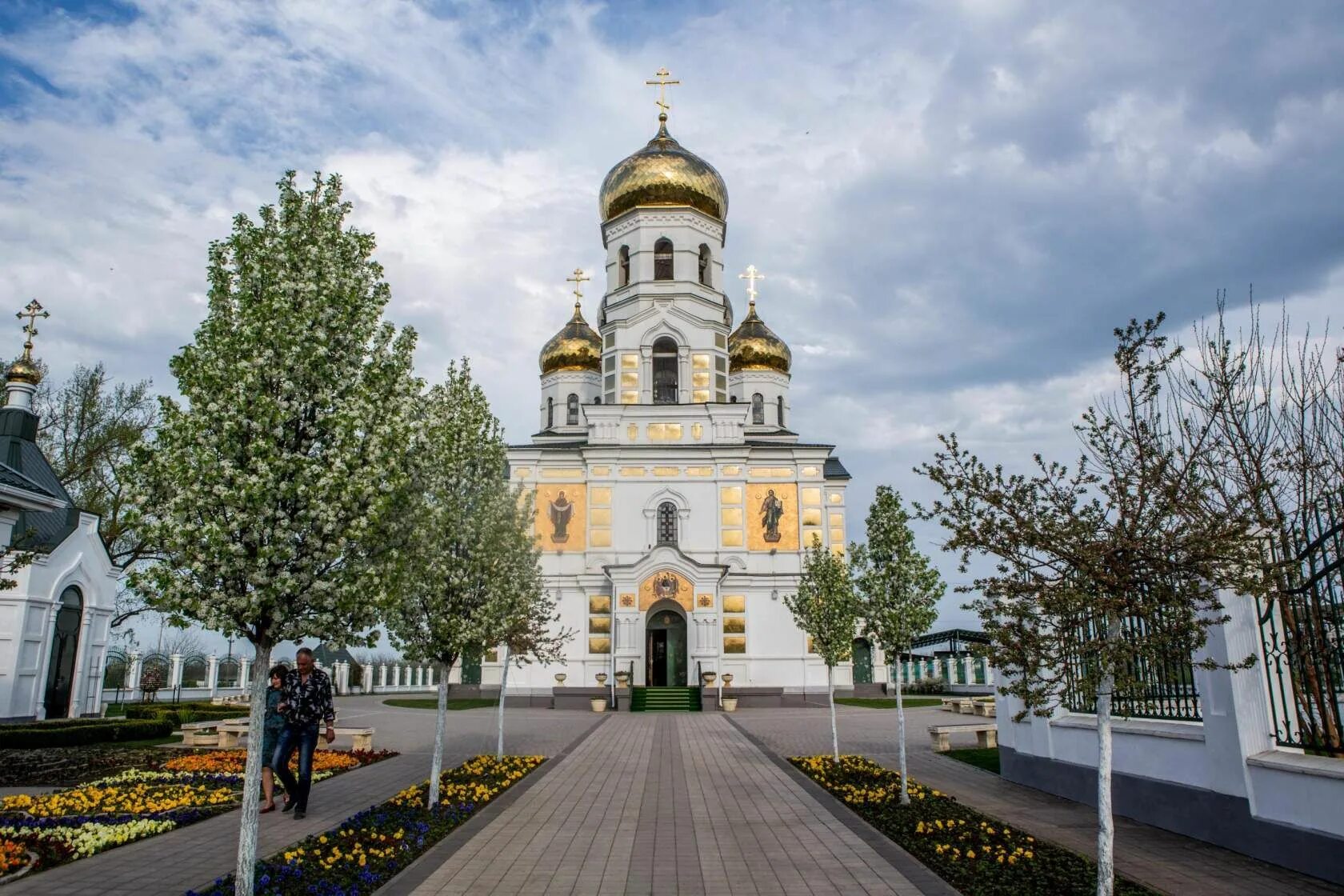 Московская область краснодарский край. Храм Троицкий Новодонецкая. Храм станица Новодонецкая Краснодарский край. Станица Новодонецкая храм Свято-Троицкий. Храм Свято Троицкий Новодонецкая Краснодарского края.