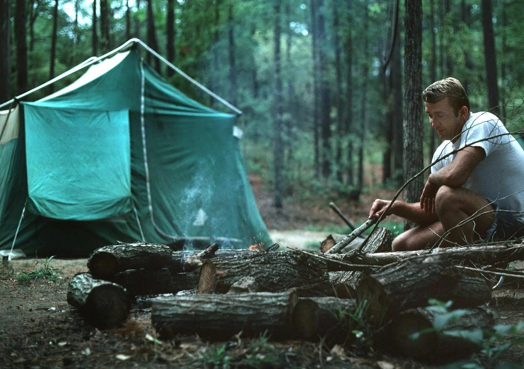 Ntrman camp. Палатка на природе. Люди на природе с палатками. Поход в лес. Поход на природу.