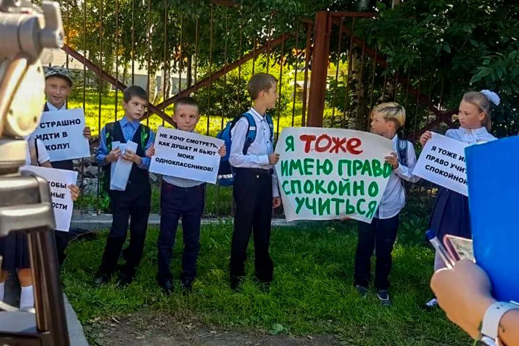 Забастовка учеников в школе. Школа протеста. Школа протеста. Митинг против одноклассника. Школа протеста.