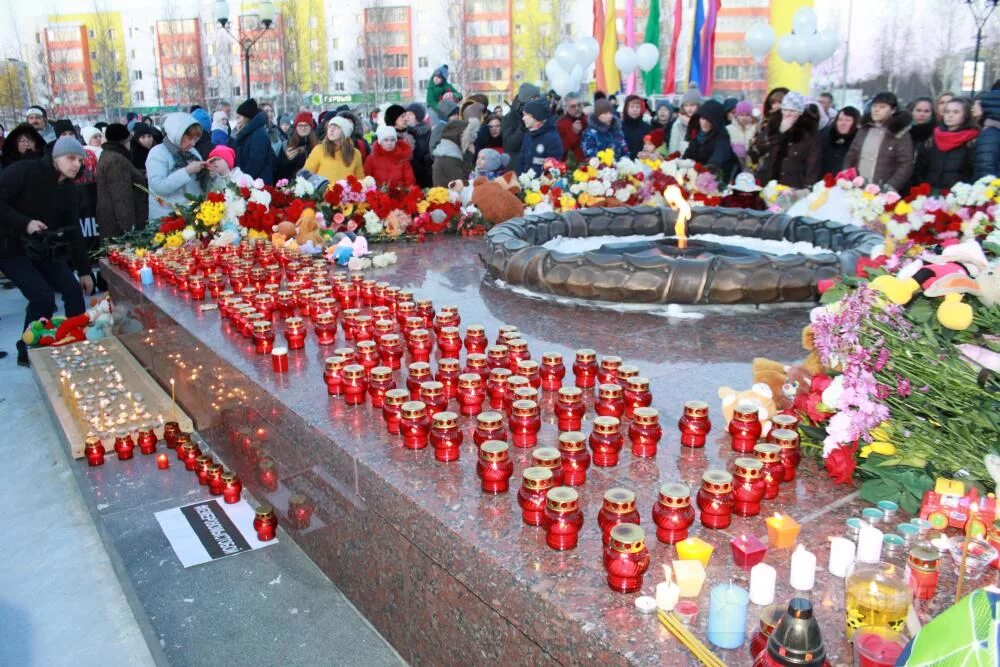 Список погибших в торговом центре. Зимняя вишня Кемерово память. Аллея памяти Кемерово зимняя вишня. Зимняя вишня Кемерово 2023. Кемерово скорбим 25.03.2018.