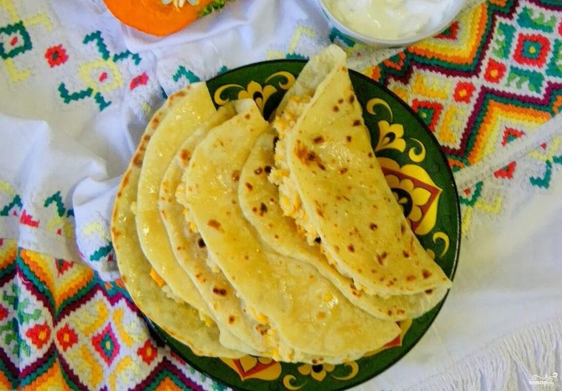Татарское лепешка как называется. Татарская кухня кыстыбый. башкирское национальное блюдо кыстыбый. башкирская кухня кыстыбый. касты бы национальное татарское блюдо.