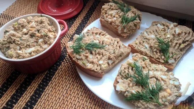 Закуски из шпрот простые. Яйца с шпротным паштетом. Бутерброды со шпротным паштетом. Закуски из шпротного паштета. Паштет из селедки форшмак.