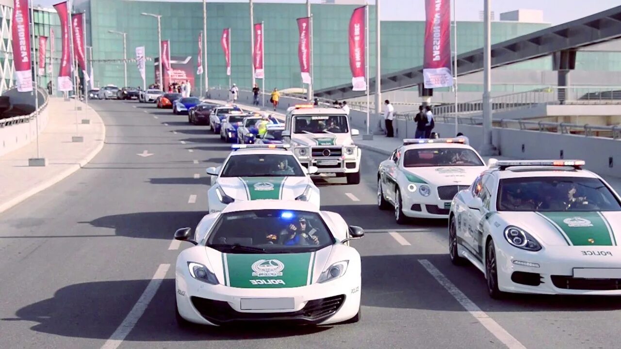 Uae cars. Полиция Дубая Бугатти. Автопарк полиции Дубая. Кенигсегг Дубай. ГАИ В Дубае.