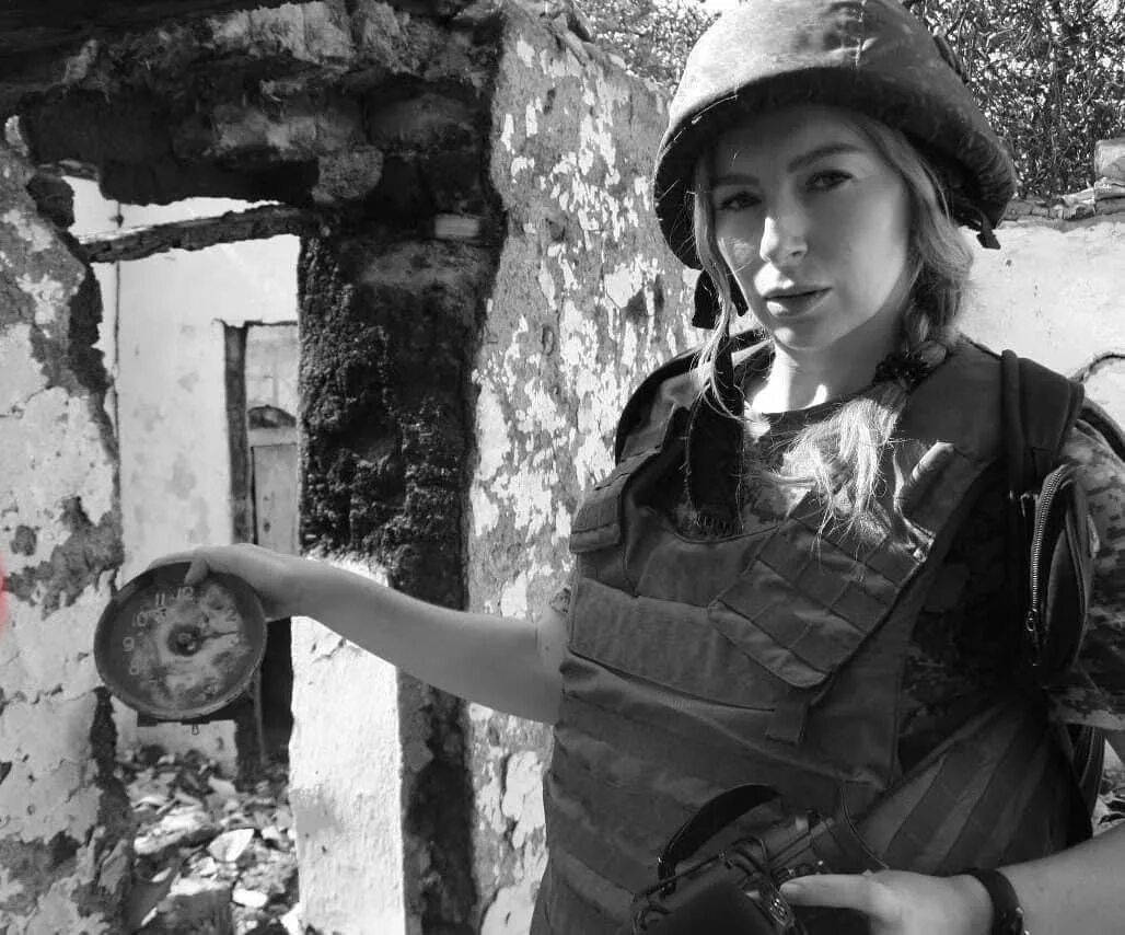 Женщина военкор. Женщина военкор. Сирийская журналистка мариам. Катя катина военкор. Настя михайловская военкор.