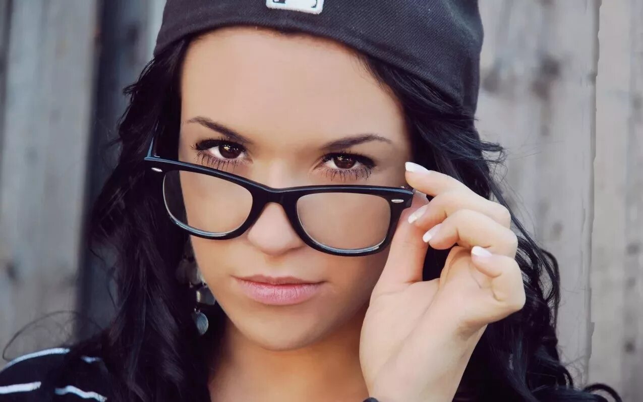 Девушка в очках. Красивые женщины в очках. Красивые очки. Брюнетки в очках для зрения.