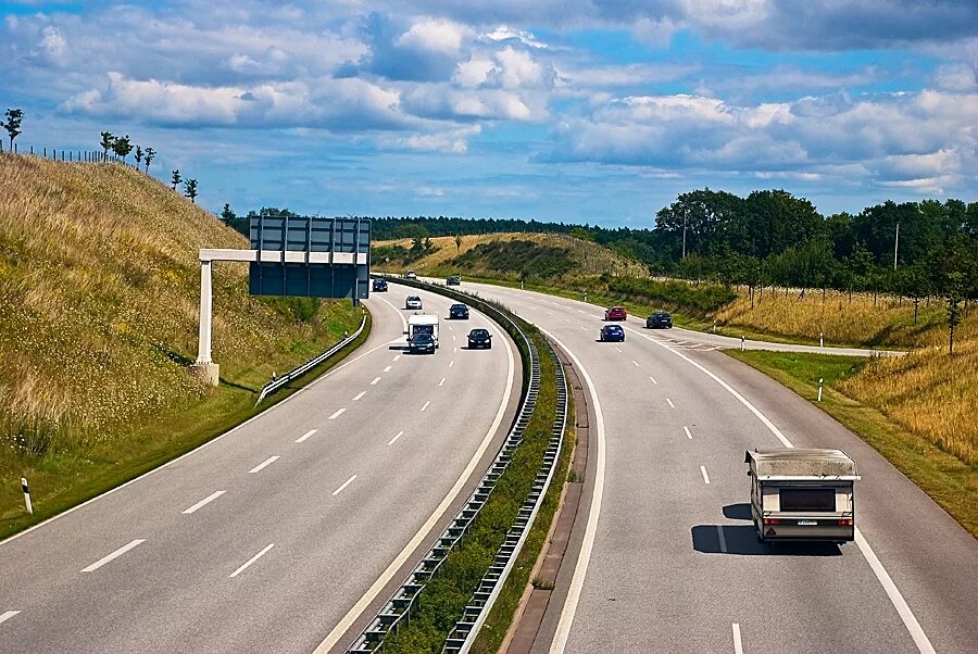 Дорога нем. Автобан в швейцарии. Дорога нем. Дорога с травой. Автобаны швейцарии.