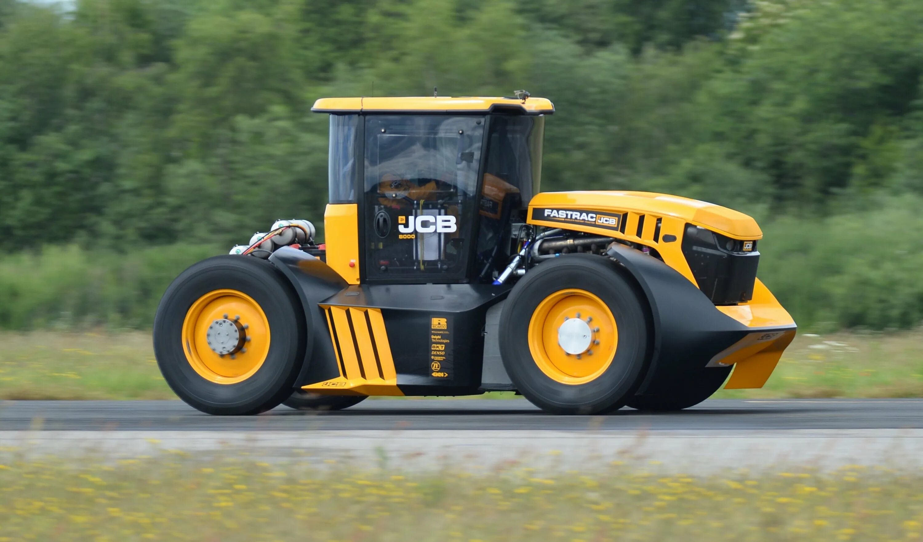 Самой дорогой трактор. Трактор JCB Fastrac. JCB Fastrac 8000. Трактор JCB Fastrac 8000. Трактор JCB Fastrac 8330.